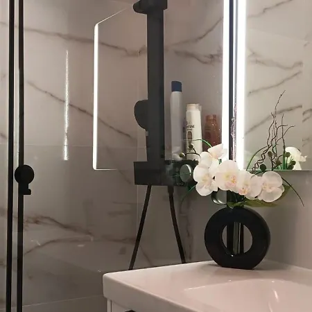 Joana's 1 * Мошкавиди